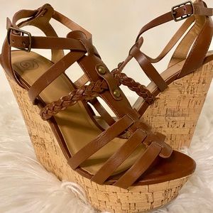 Beautiful 8 1/2 barley worn wedged sandal!